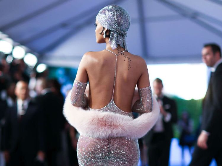 In this thread we& #39;ll talk about Rihanna& #39;s impact on the fashion industry as well as her little play time with it (her risqué fashion).
