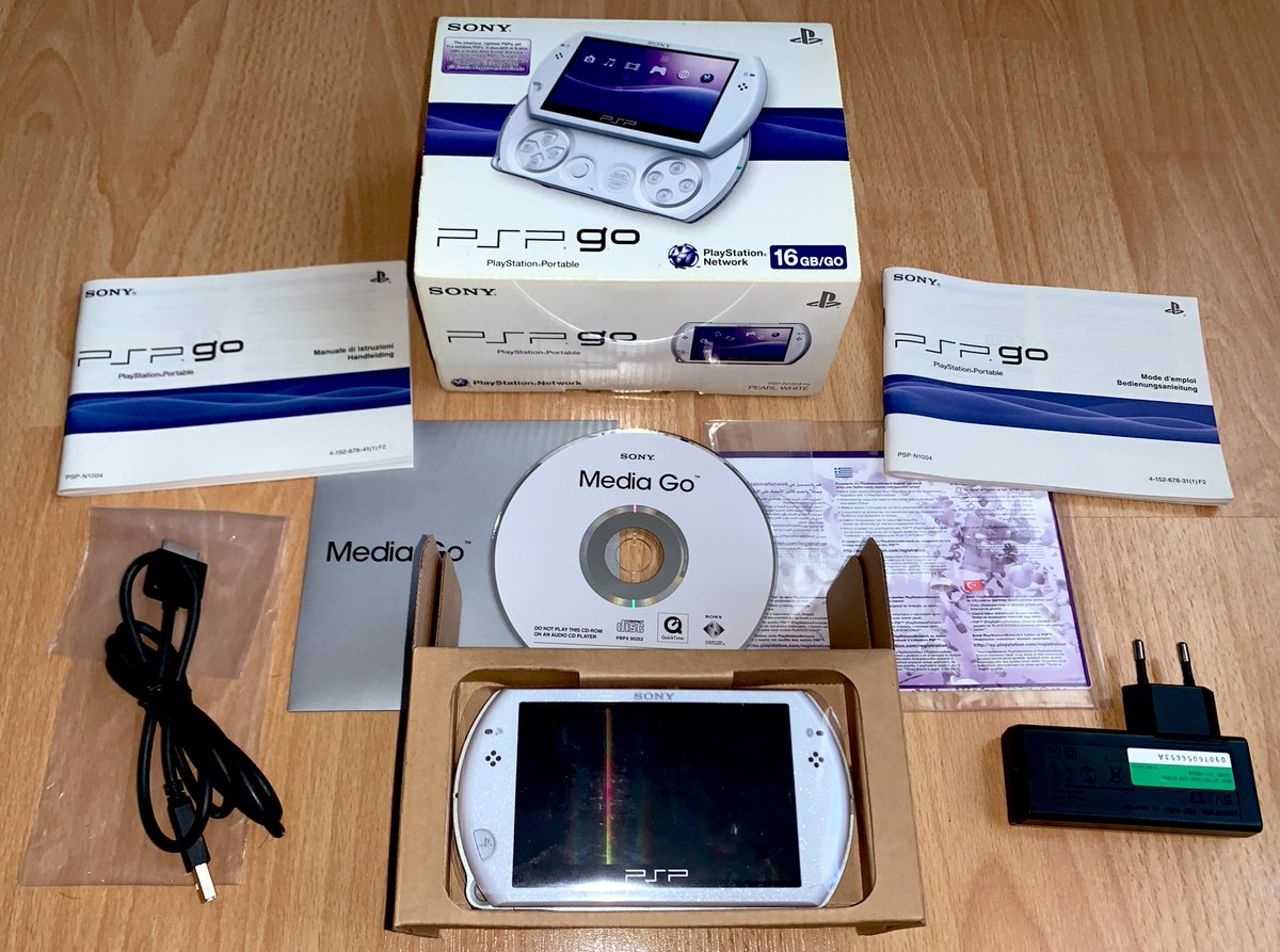 Sony PSPgo (2009) Cette version sans lecteur de la PlayStation Portable fut un échec total.Tarifée 250€ avec "seulement" 16GB d’espace disque, ce ne sont pas les 10 (bons) jeux offerts plus tard aux acheteurs pour compenser qui sauveront cette console 100% dématérialisée…