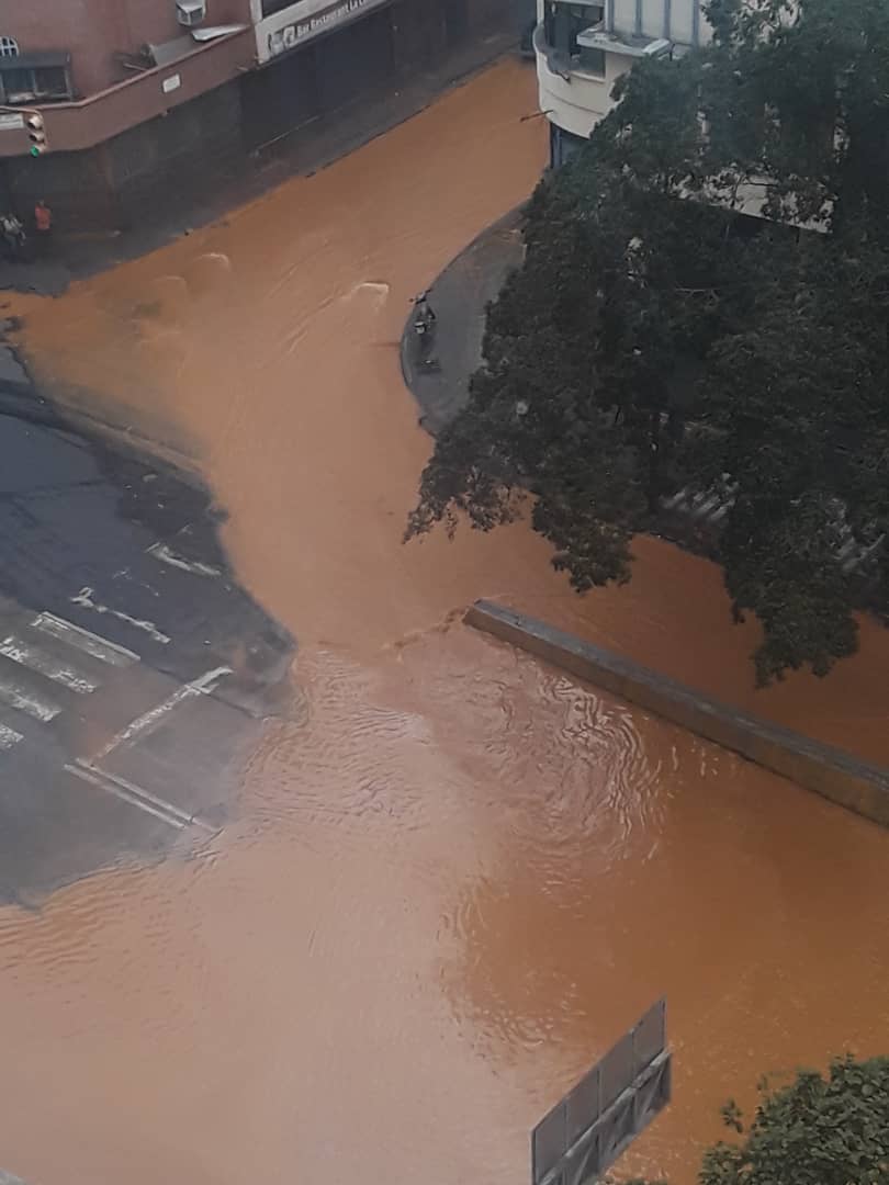 #12Abr #Caracas Reportan rotura de tubo matriz entre las Esq Socorro a Calero, lo que mantiene inundada la Av. Fuerzas Armadas - <a href="/DelmiroDeBarrio/">Delmiro De Barrio </a>