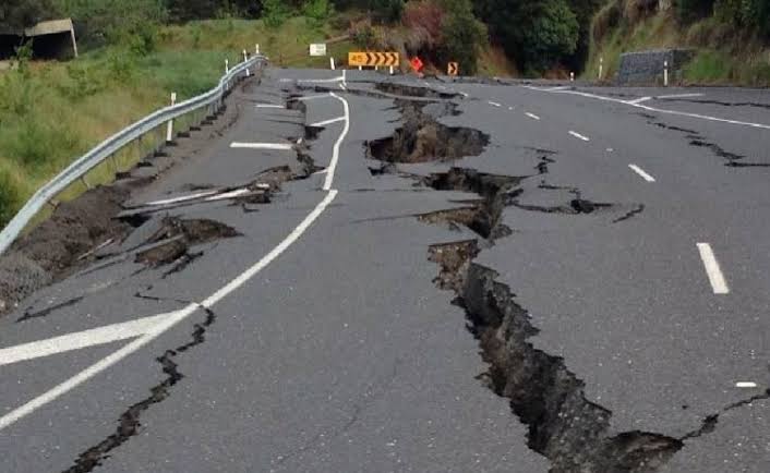 masterkunal_ka's tweet photo. Bhukamp of Magnitude 3.4 came in Delhi but it was very crucial/high because the origination or epic centre was Delhi itself only 6.5 km under the earth.

Phle #Corona or ab #Bhukamp 😐 https://t.co/wQvzPLokrO