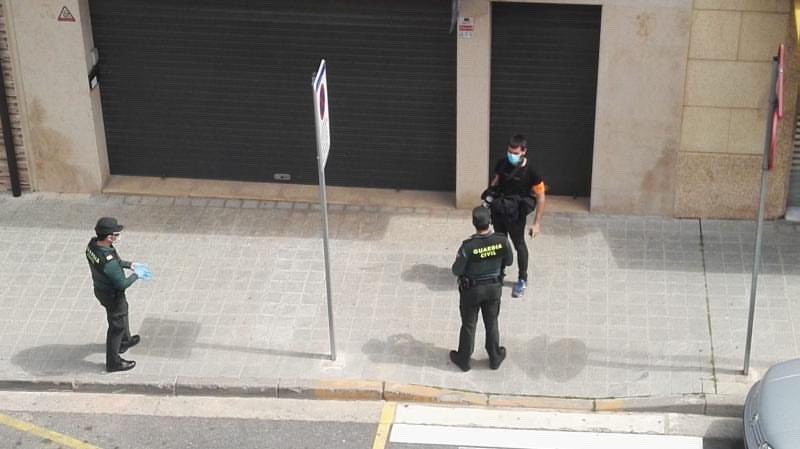 jordiborras's tweet image. Callús, cobrint caramelles des dels balcons:
-¿A dónde va usted?
-Estic treballant, sóc fotoperiodista
-Usted no puede trabajar
-Sí que puc, els periodistes som servei essencial
-DNI y acreditación, no se mueva

@CunilleraTeresa, pot dir als seus agents que es llegeixin el BOE?