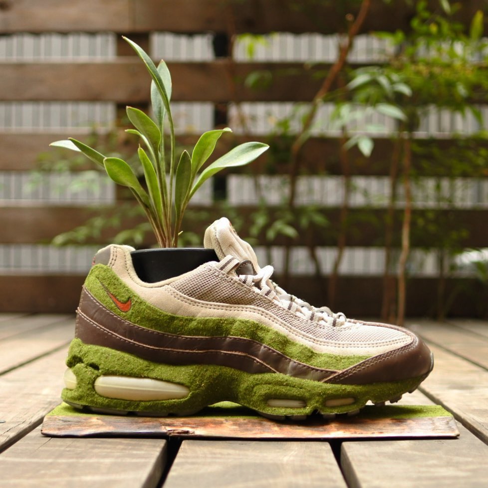 CaminoTV's tweet photo. Kosuke Sugimoto transforme des paires d’archives non utilisables en pot pour des plantes 🌱

Des Nike Air Chapuka de 2001, des Air Max 95 de 2003, Kosuke est un vrai sneakerhead et détestent voir ses paires mourir 🙏

https://t.co/aeXnWfq3Ca https://t.co/tHiAVFHc4s