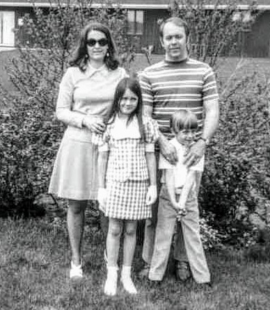 ellington_dawn's tweet photo. #happyeaster from our 70's family to yours
 #familyphotography #easterbest  🐇🌸 #1970s #throwback #sundayvibes https://t.co/cdgzaUELk1