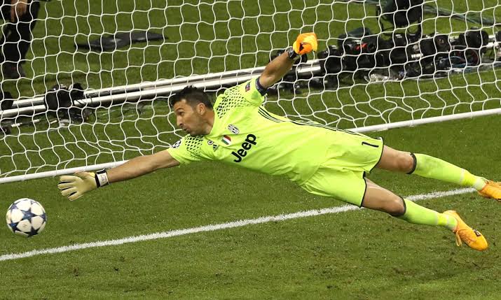 THE BETTER GOALKEEPER?- Iker Casillas - Edwin Van Der Saar- Manuel Neur- Gianluigi Buffon