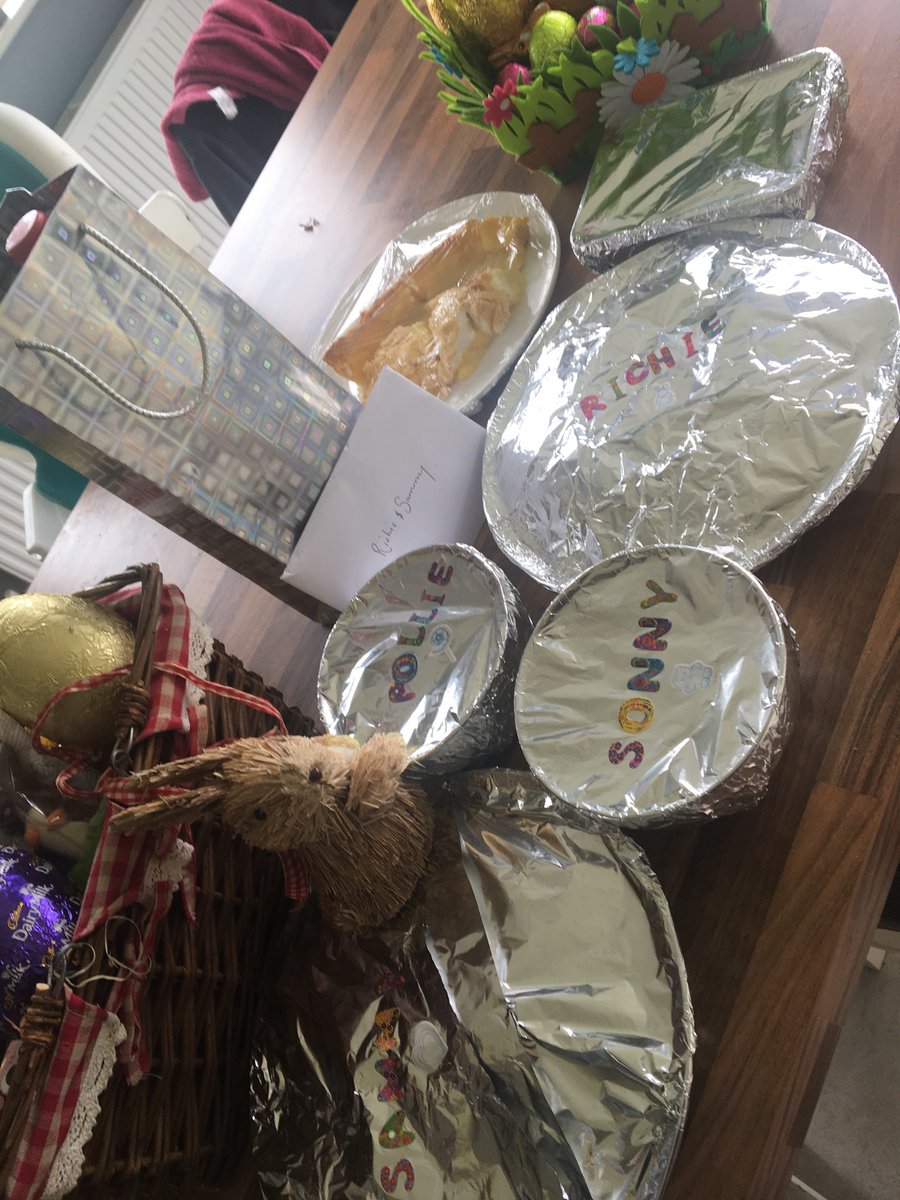 Sammy_CMDKIT's tweet photo. Meals on wheels!!! Blessed with incredibly thoughtful family and friends 💗💗💗even when we can’t be together we look after one another  💐💗 https://t.co/XZUk7BNHBG