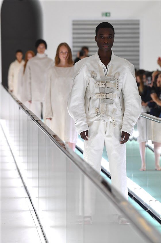 Koleksi Spring/Summer 2020 Gucci didominasi warna putih dengan siluet pakaian rumah sakit, termasuk straightjacket yang sering jadi simbol/momok pasien rumah sakit jiwa. Lagian sih Gucci, c'mon lah di era woke kaya gini, even modelnya sendiri resah ngeliat mental health cuma jadi