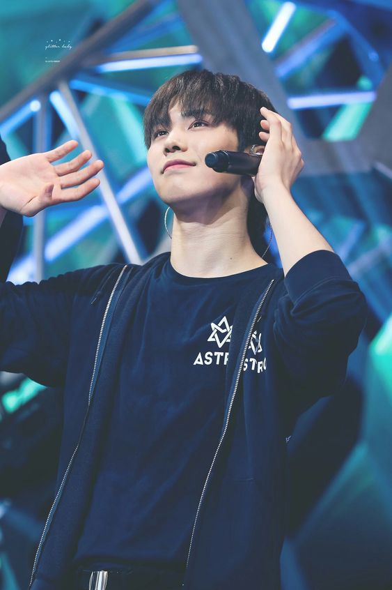 Rocky, the performer:I am blessed enough to have seen this man on stage. Often times whenever I looked around the crowd, I saw mesmerized faces and heard gasps from audience members that didn't know him before. #라키  #아스트로  #아스트로라키  #ROCKY  #ASTRO  @offclASTRO