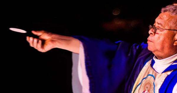 Cura cumple distanciamiento social lanzando hostias como frisbees   ow.ly/CUmP30qwq6y