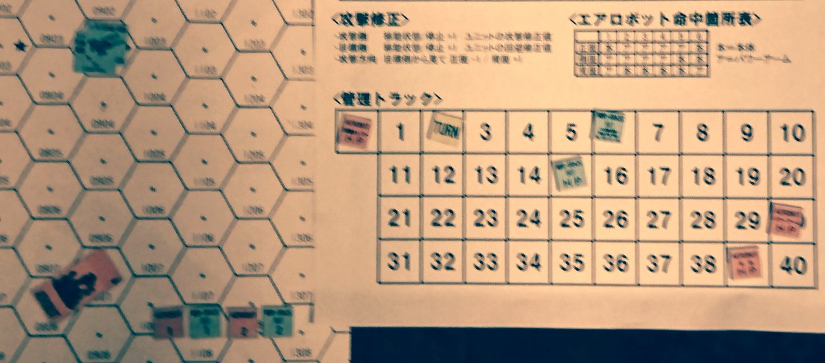 KEY_AEUG's tweet photo. 「#ガンヘッド vsエアロボット」2ターン目/AGAG 
エアロボットから荷電粒子砲を1発食らいダメージ5点で残15点 
しかしガンヘッドが75mmキャノンを2発命中、しかもその2発が共に3連複合センサーにヒット!!でまさかのエアロボット大爆発！
映画が終わる前にゲーム終了してしまうとは(笑) #gvsa #ボドゲ https://t.co/VmIIrmaZi7