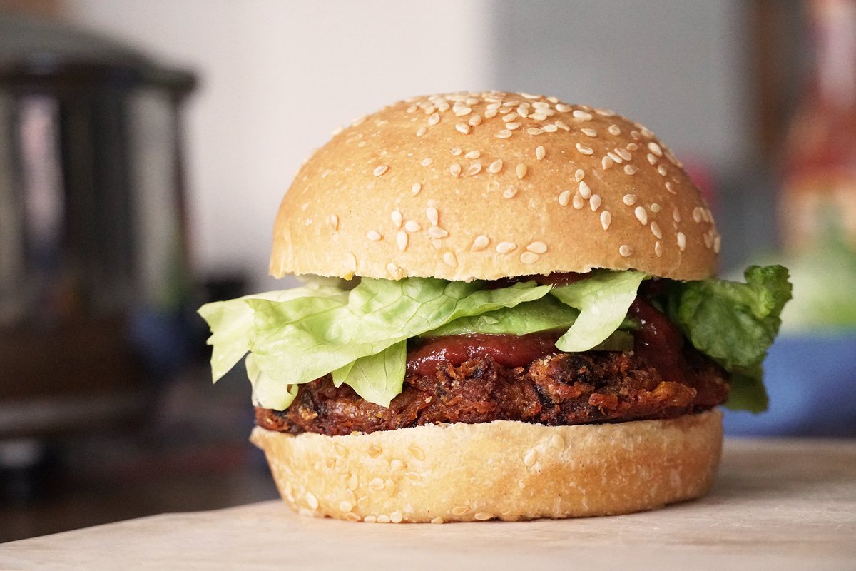 jonasmonnier's tweet photo. Voici ma recette de steak #vegan pour vos burgers maison 🍔. Facile à faire avec des ingrédients simples. C’est sain, c’est bon pour nous, c’est bon pour la planète, mais surtout c’est délicieux ! Je reposte car le thread n’était pas visible. Go pour la version haricots rouges ⬇️ https://t.co/6U0ks1TJDJ