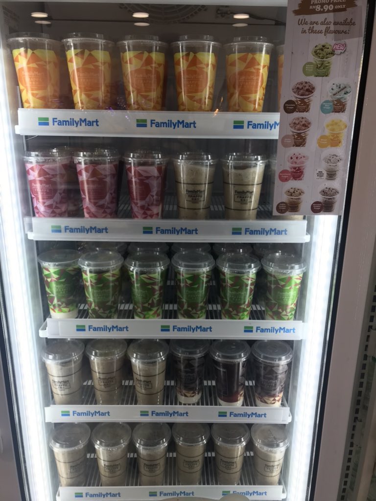 4. Okay next yang hijau tu, yang hijau tu perisa matcha ajitsasuke tah apa namanya tah aque lupeww. Tapi kalau korang ambik, time nak bayar sama jugakk cashier tak tanya dah memang tambah susu je jugakkk.
