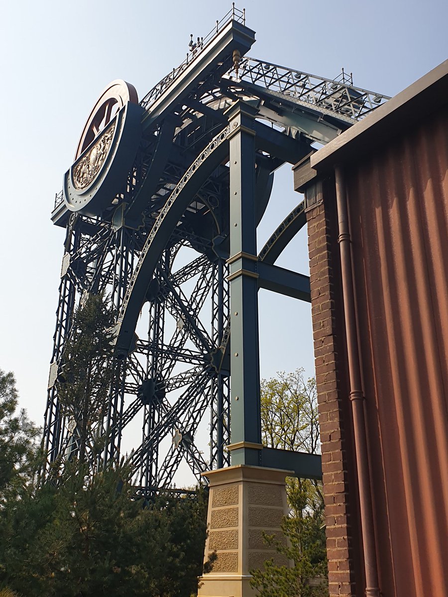 Wat geweldig was het om vandaag weer even in de efteling te zijn (en zeker op zo'n bijzondere manier)! 
Heb het hier erg gemist en wat zij voor hun medewerkers en hun nabije omgeving doen is echt een applausje waard! 
#kleineboodschap