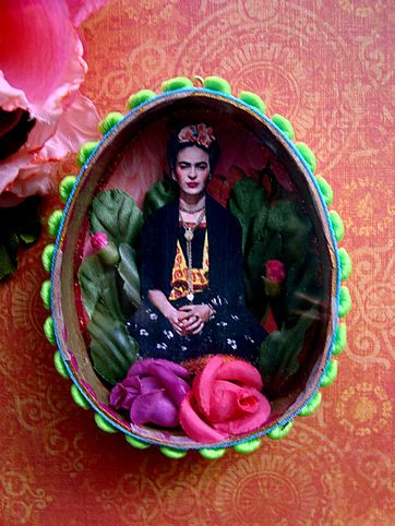 womensart1's tweet image. Frida Kahlo #Easter egg shrine by filzgood #womensart