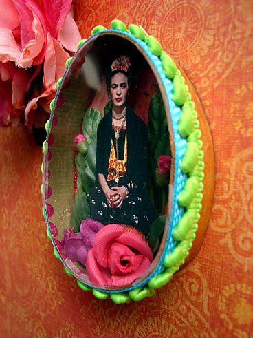 womensart1's tweet image. Frida Kahlo #Easter egg shrine by filzgood #womensart