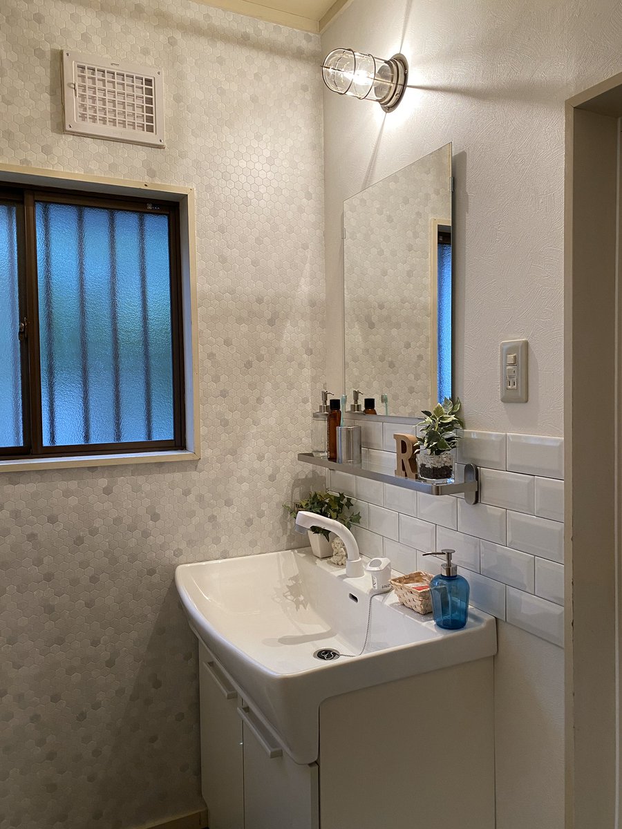 はーしま 中古リノベーションdiyer 洗面台鏡無し買う 船舶照明使う タイル使う イケア使う ステージングキット買い揃える 販促費で譲っても の気持ち 正面クロス色付きするともっとタイル 照明映える 洗面台扉色付けるともっとオシャレ