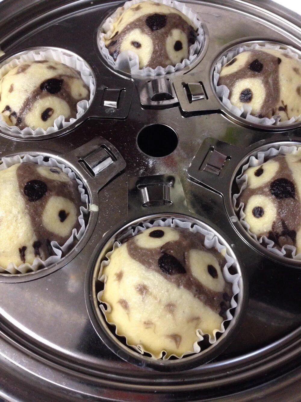 @________am4 トトロ好きな友達の為に作った蒸しパンを思い出しました。
パンだけにパンパンなトトロ…^ ^; 