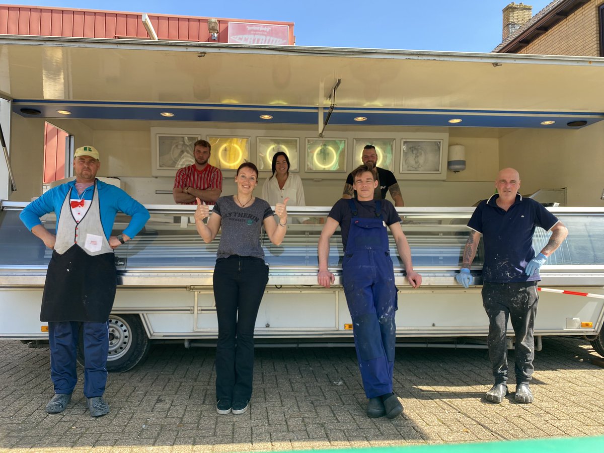 Wat een fantastisch gezegende dag was het gister. We hebben 250kg vis gebakken, alle zorginstellingen in omstreken en om en nabij 650 mensen/gezinnen voorzien van gebakken vis. 70kg vers was over, verdeeld tussen het bejaardencentrum &amp; Krijn de Jong in Amsterdam. #sharingiscaring