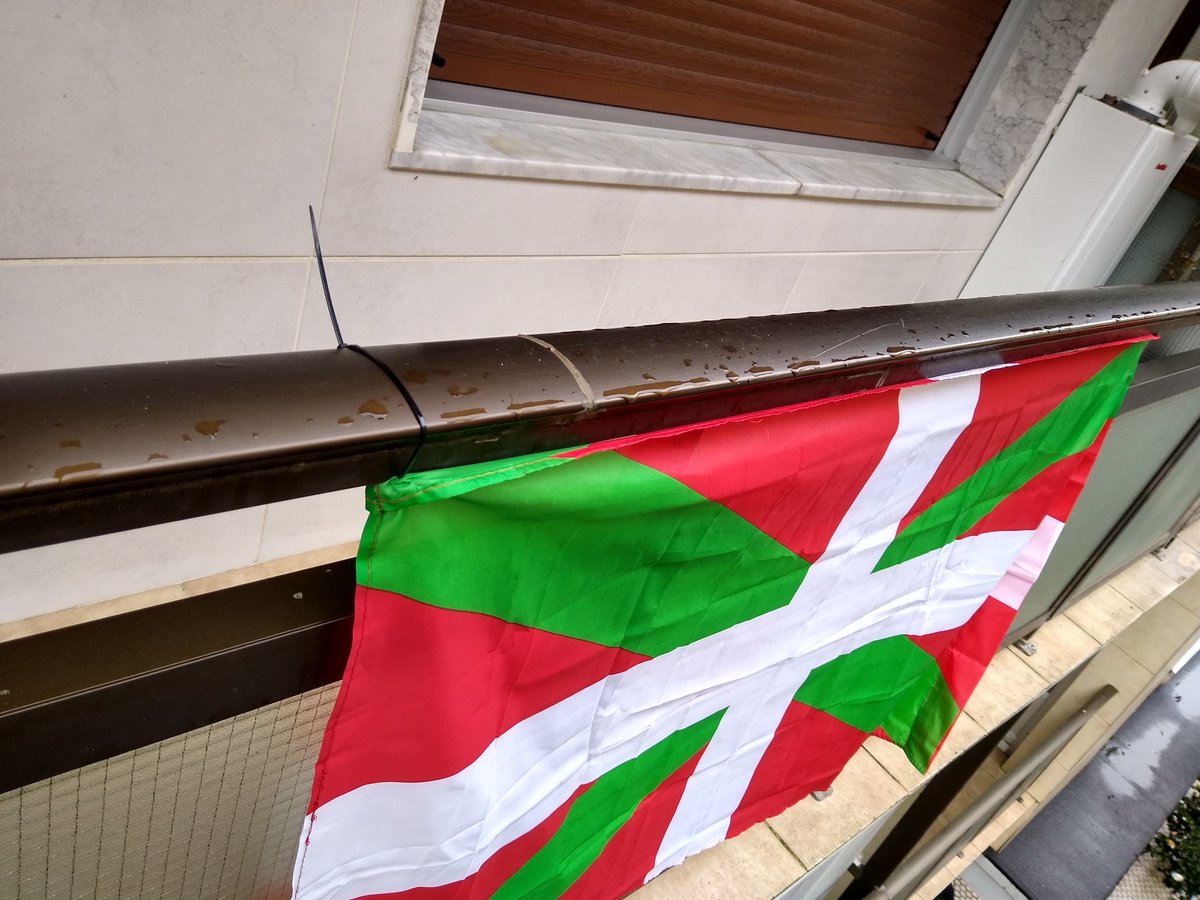 gipudap's tweet photo. Gaur etxetik ospatzeko eguna #EuskalHerriaBatera #AberriEguna2020 #indahaus #grosbizirik https://t.co/fCFEjhF0cK
