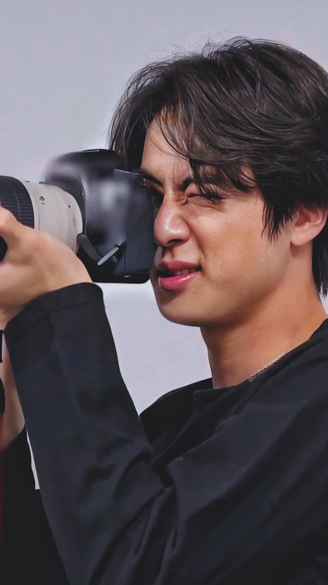 BTS photographer Jin/ Kim Seokjin Bangtan bomb screenshot/ screen so HD lockscreens/ wallpapers.