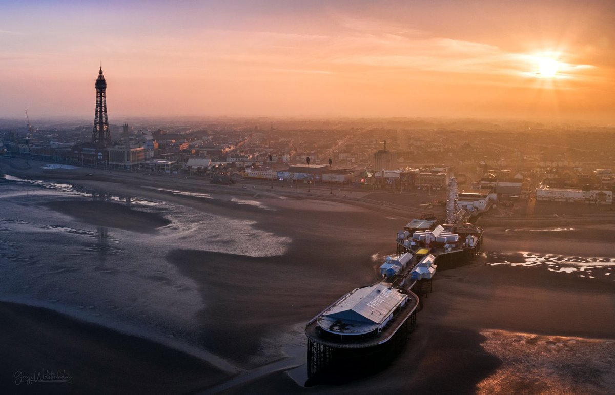 visitBlackpool's tweet photo. The Government advice is to stay home and stay safe. And that means not visiting Blackpool, even for the day – and today, Easter Sunday, is no exception! 

Let's protect our front-line workers and flatten the curve together this Easter ❤️

📷 Gregg Wolstenholme photography https://t.co/7imKQjI0Km