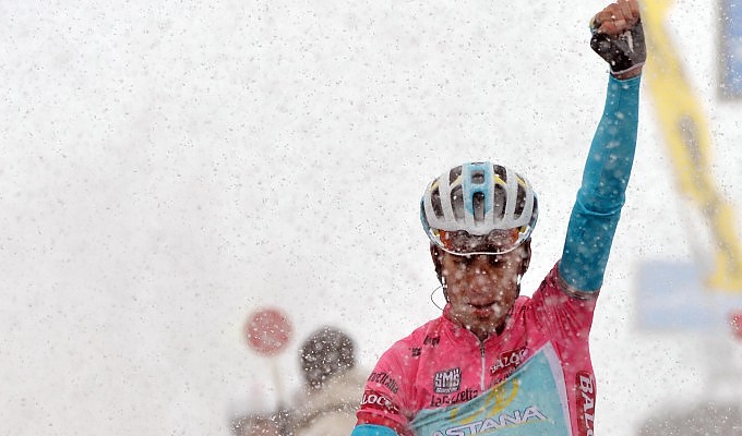 2013. Impossible d'évoquer cette saison pour moi sans repenser à la magnifique victoire de Nibali sur le Giro et plus particulièrement l'étape 20 aux Tre Cime Di Lavaredo, par tempête de neige ! Un Giro tout en contrôle, 3 victoires d'étapes. Un champion enfin arrivé à maturité !