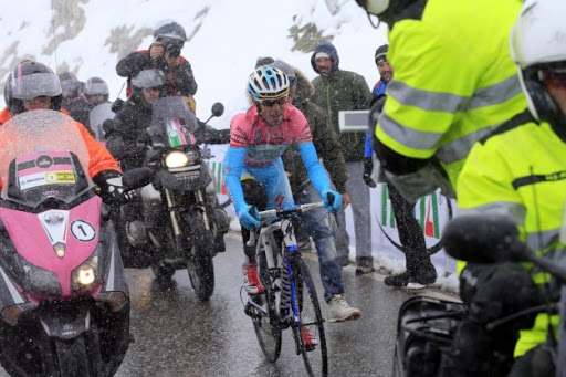 2013. Impossible d'évoquer cette saison pour moi sans repenser à la magnifique victoire de Nibali sur le Giro et plus particulièrement l'étape 20 aux Tre Cime Di Lavaredo, par tempête de neige ! Un Giro tout en contrôle, 3 victoires d'étapes. Un champion enfin arrivé à maturité !