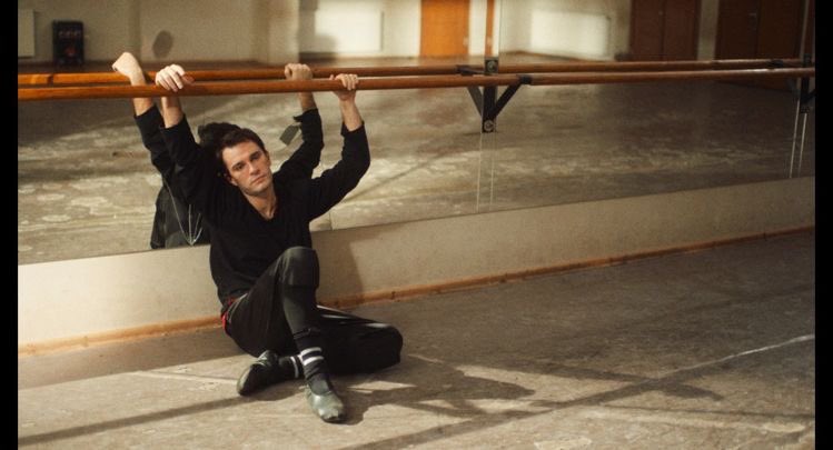 пацан не танцевал включили и он заджеркал