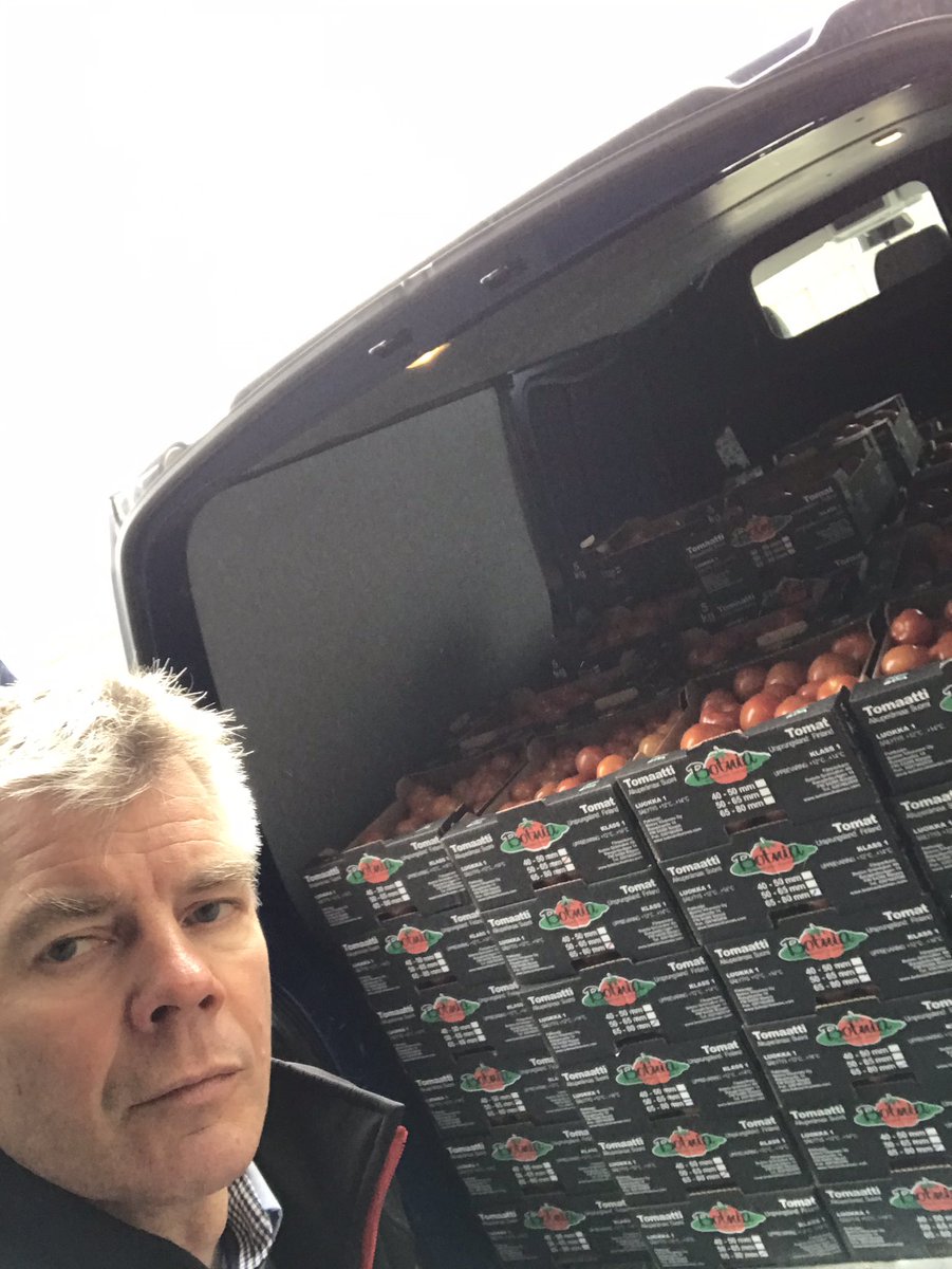 Parasta palvelua, tomaatit kävivät vähiin, soitto Kasvishoville kauppias autoon ja tomaatit kaupalla tunti soitosta#kcmkaakkuri#paikallisuus#lähiruoka#palvelu