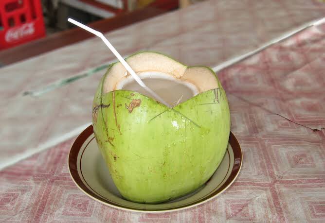 polyonon's tweet photo. To the chinese who said Coconut juice is not delicious, this is called coconut milk using for cooking thai foods such as green curry. Coconut juice looks like clear liquid in coconuts in the second photo. #nnevy https://t.co/yPcSnlm6Yt