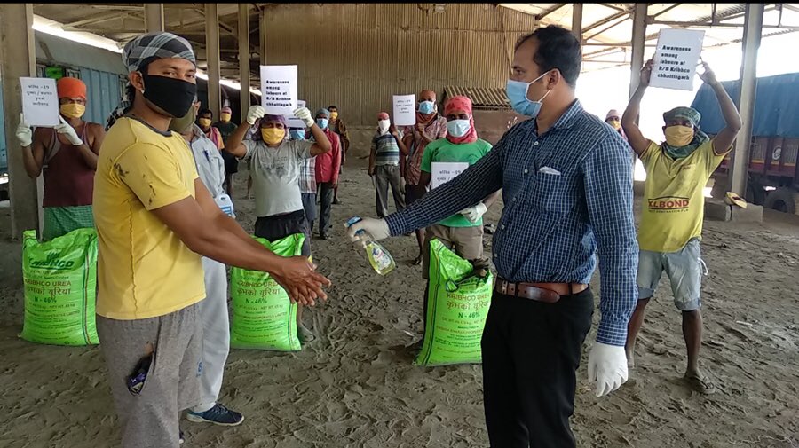 VSSirohi's tweet photo. #KRIBHCO hazira urea rake at Bilashpur Chhattisgarh. Mr Rakesh FR and others creating awareness about social distancing and sanitisation among labour during rake handling operations. #KRIBHCOfightsCorona #IndiaFightsCorona 
@dvsadanandgowda, @fertmin_india @chowdhryrajan https://t.co/wU77lFPnqO