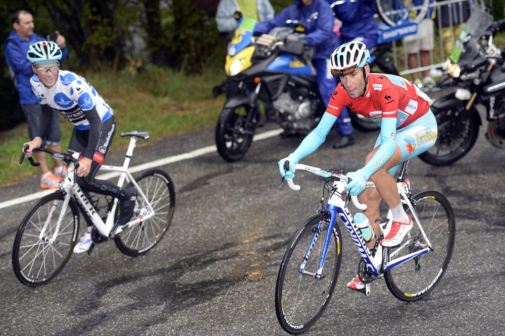 On termine 2013 avec le duel Nibali-Horner sur la Vuelta. Qui eu imaginé qu'à 40ans, le vétéran américain qui n'a jamais fait podium d'un Grand Tour tienne tête à un des tous meilleurs coureurs de cette saison. La montée de l'Angliru dans la brume était splendide.