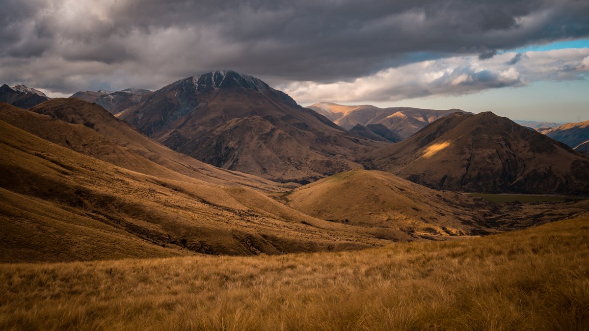 The rewards at the top of Dansey's Pass between Otago & Canterbury are phenomenal. Still don't know if I prefer summer or winter, or spring or autumn #BitsOfNewZealand