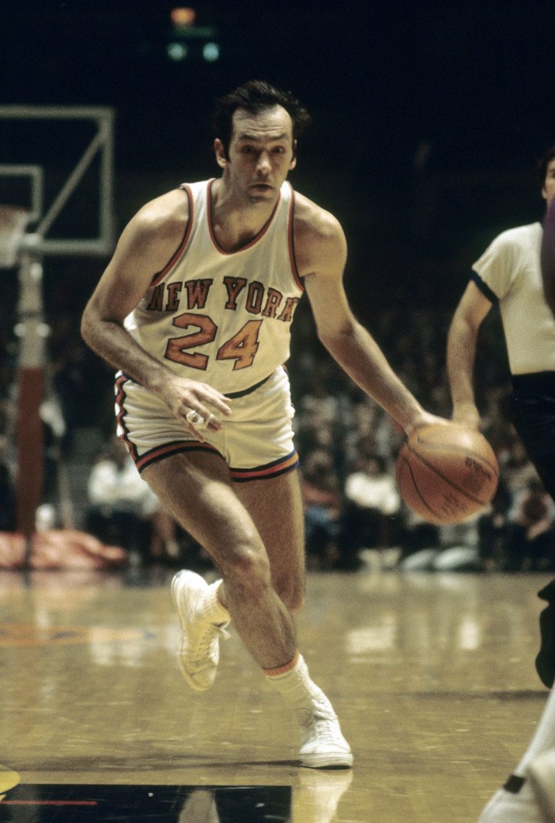 Voici Bill Bradley !10 saisons aux Knicks et auréolé des 2 seuls titres de la franchise (1970 et 1973).Poste 3, il comptabilise 742 matchs (3ème dans l'histoire des Knicks) pour une moyenne de 12,3 pts.