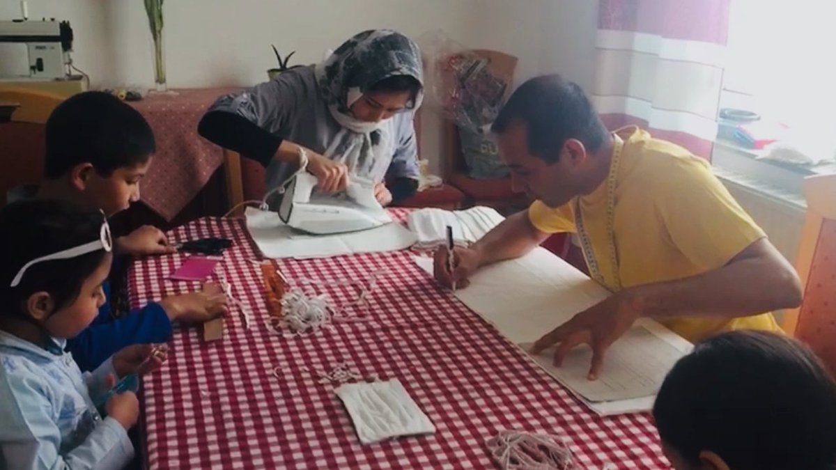 Familie Rezai hat binnen 2 Tagen 100 #Masken f d Altersheim am Ort hergestellt.D Vater war früher Schneider."Als wir vor 4 Jahren kamen,haben wir so viel Hilfe bekommen,wir möchten etwas zurückgeben.Auch wenn nur klein ist."Am Dienstag geben sie d Masken an die Senioren.#COVID19