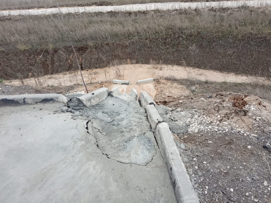 Не прошло и года. Дорога уплывает. Сейчас #МЫ сработали на опережение по выявлению, если не принять меры, летом снова уплывёт асфальт, а может и вовсе пол путепровода. <a href="/D_Azaroff/">Дмитрий Азаров</a> @ayspiridonov <a href="/Aleksey_smr/">Алексей 🇷🇺</a> <a href="/NuzhdinVV/">Вадим Нуждин</a>  <a href="/avtosamara/">автоСамара</a>
#Дорога63
#ОНФ