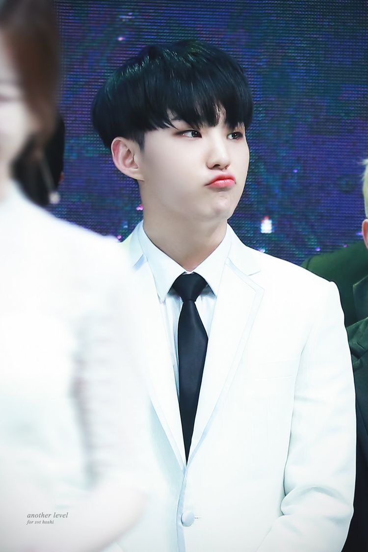 YES????????? WHY DO U HAVE TO POUT LIKE THAT