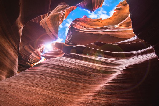 There's a canyon in Arizona where light and rocks put on a unique geologic and geometric show bit.ly/1XrSyMf #AntelopeCanyon