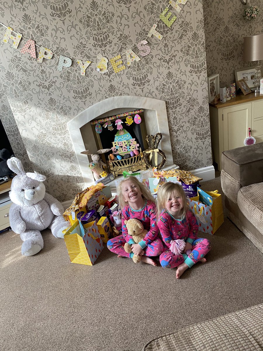 vicminijim03's tweet photo. Happy Easter everyone.. 💛🐣🐰💛
Love my little chicks.. Their little faces 💛💛 @ajonesy86_andy https://t.co/0PlrSAztDT