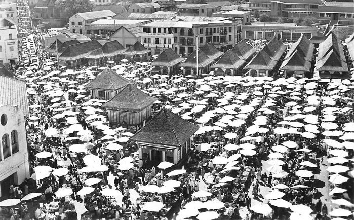 Imerina_'s tweet photo. Le grand marché d'Analakely, ou le zoma, considéré comme étant le plus grand marché au monde a l'époque. 👣🛒☂
Pour l'histoire, c'est Radama qui avait décidé d'y faire un grand marché pour l'Imerina...⭐
#Histoire #rappel #Zoma #Tsena #Imerina #Iarivo #minambary #teamgasy https://t.co/eCjyd885Cj
