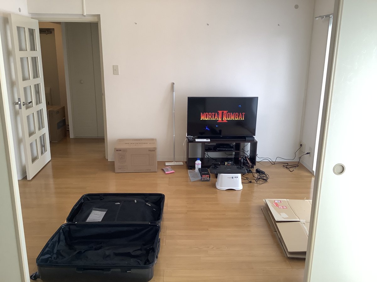 偽なすか 3 昼間ようやく冷蔵庫と電子レンジが届いて置き場所 を色々悩んでましタ Tv横が収まり良さそうだったンですがアース取れるコンセントじゃ無かったのでキッチンへ移しましタ この冷蔵庫は天板が耐熱加工されていてレンジ乗っけてオッケー