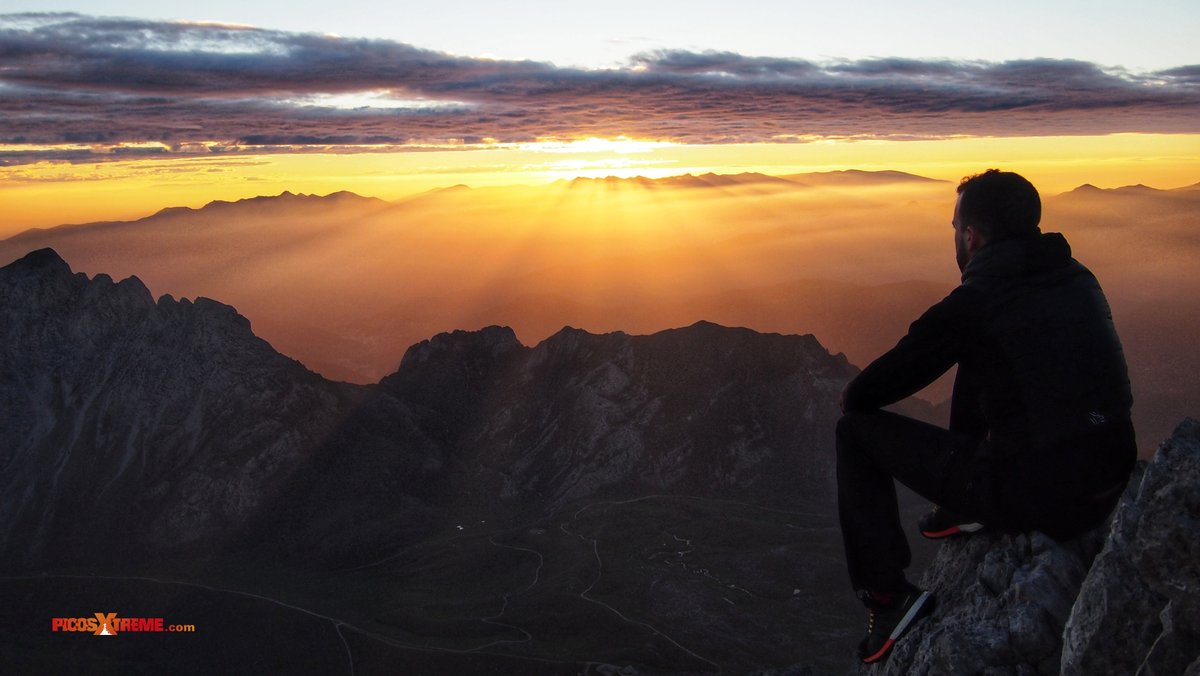 🔸Nos quedamos en casa para volver a empezar el día desde una cumbre imponente de Picos de Europa y ver el sol alzarse con fuerza desde el mar cantábrico..!! 
🌄😃💪
⠀
#PicosdeEuropa #PicosXtreme #amanecer #sunrise #Trekking #Trailrunning #Montaña