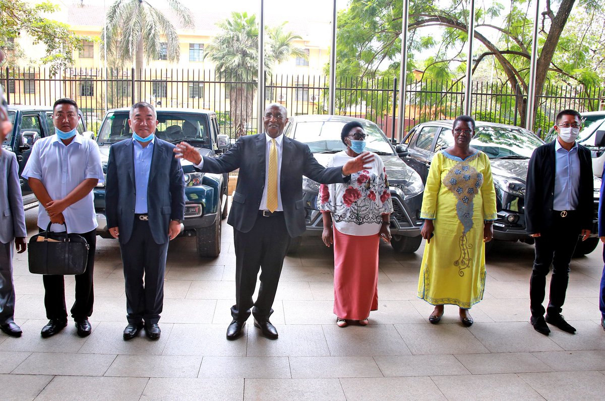 MbaleSino's tweet photo. On April 7th,as part of the effort to fight COVID-19 in Uganda,13 Chinese companies in Mukono district,including Tian Tang Group launched a joint fundraising to collect about $71,500 for two pick-up vehicles and 20 tons of maize flour,all were donated to Prime Minister's Office. https://t.co/izdY7WPIcI