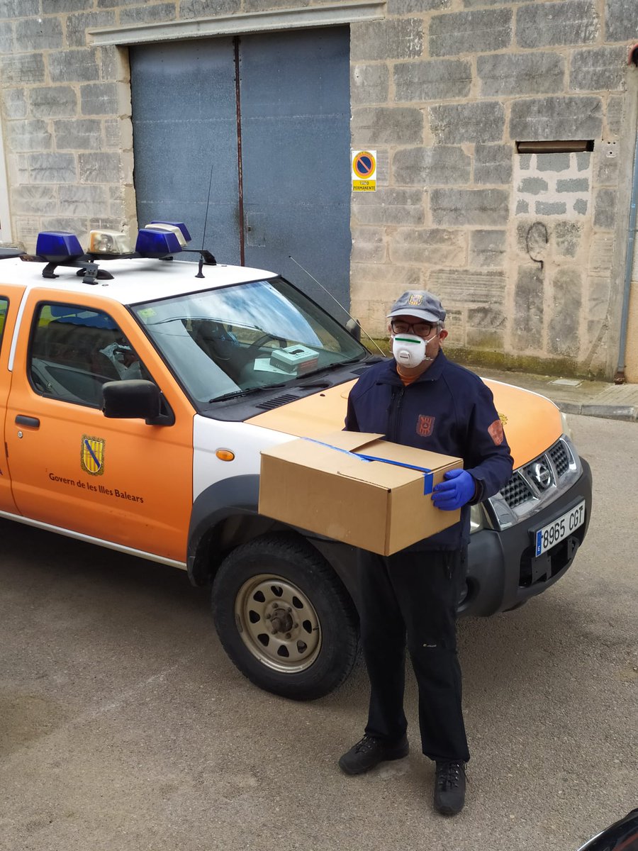 Queremos agradecer a Germine Ferrer Bravo y Juan José  Pérez Rosquete ,hija y yerno de un voluntario de nuestra agrupación,  las pantallas que nos han fabricado para Policía local y Protección civil ,Muchas gracias!!!!👏👏👏