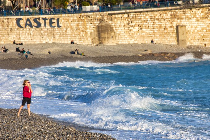 VisitCotedazur's tweet photo. #ToDoListPostConfinement : la première des choses qu'@EddySingharath, l'un de nos ambassadeurs #CotedAzurFrance, fera c'est d'aller à la plage à #Nice06 !
Et vous, vous allez faire quoi ?
#FenetreSurLaCotedAzur #ILoveNice #FenetreSurLaFrance #ViewFromMyWindow @Nice_Tourisme https://t.co/Vrx0Iw1gRX