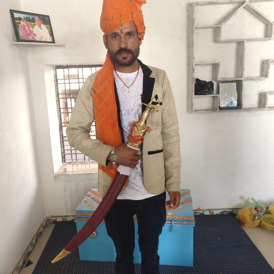 रखते हैं मूछों 😎को ताव देकर, यारी निभाते हैं जान देकर,🔥
ख़ौफ़ 😵 खाती है दुनिया 🌎 हमसे, क्योंकि हम जीते हैं शेरों 🐅 की दहाड़ लेकर !!
Banna is back