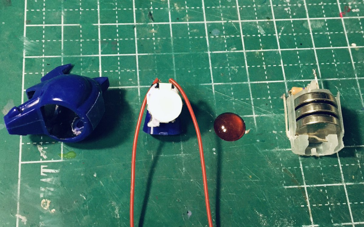 石井正明 やはりこのブラックライトはuvレジンの硬化に使えそうですね 使い勝手が良いとの噂は聞くんですが 昔買った光硬化パテを使用前にカッチカチにして以降 何となく苦手意識を持っています