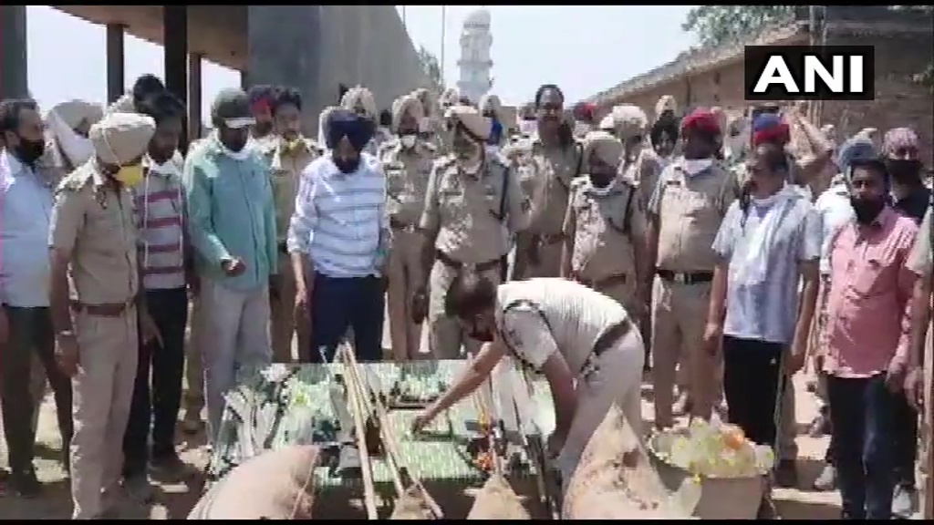 ANI's tweet photo. 9 persons have been arrested till now in connection with the attack in which a Punjab ASI's hand was chopped off in Patiala earlier today. Weapons including guns and petrol bombs have been recovered: Mandeep Singh, SSP Patiala https://t.co/eX3VfVqUHq