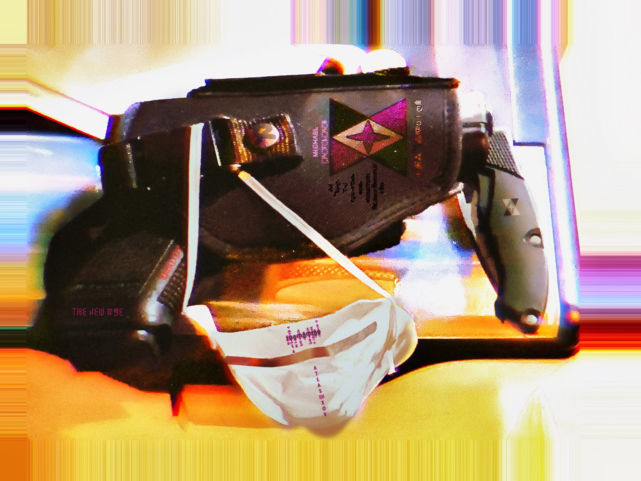 This became normal quick. #Car #keys, #wallet, #knife, #mask, #glock, spare #clip. Just the normal things I wear with a #suit know how 2 live there) https://t.co/DxuSxwyina