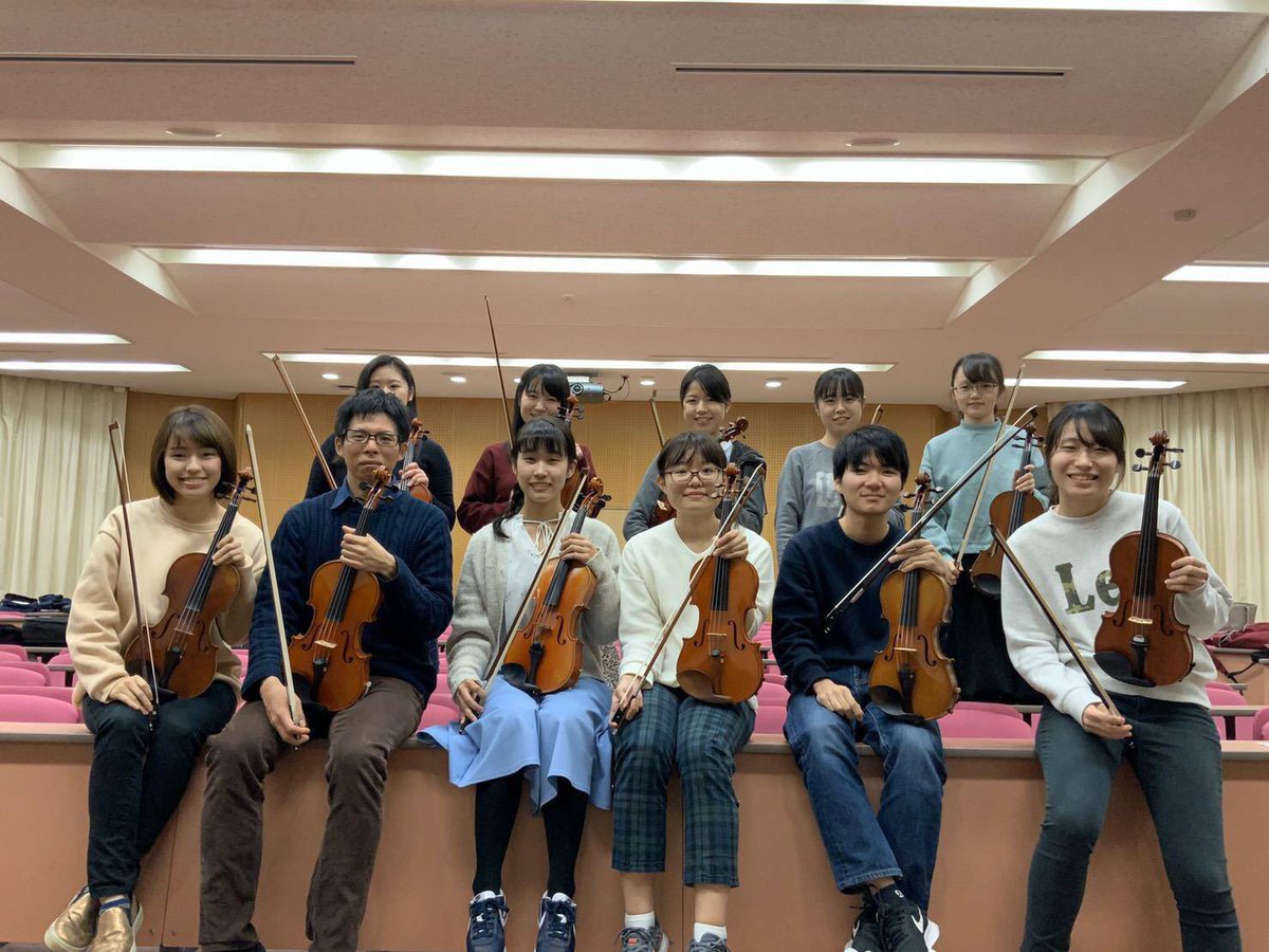 flow_orchestra's tweet photo. [まいにちフロオケ!]⑨Vn.パート紹介

こんにちは！バイオリンパートです♡
バイオリンパートは現在15人で楽しく活動しています。みんなやさしいパートです(^^)
バイオリンパート一同、新入生皆さんの入部をお待ちしております😘
#春から群大 https://t.co/BFBdigThAI