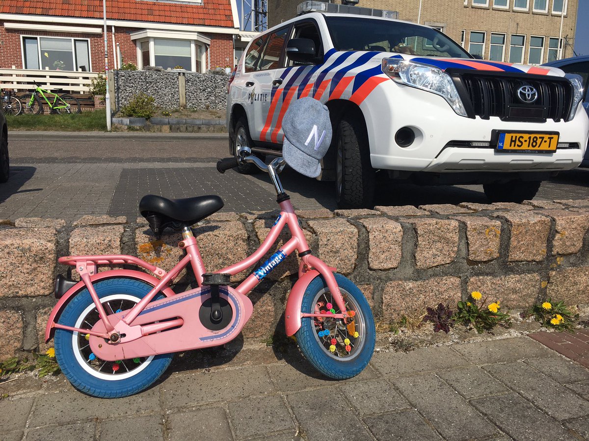 @Politie_Tersch is inmiddels ingeschakeld voor het onbeheerde kinderfietsje en petje op de Willem Barentsz kade op #Terschelling . Weet iemand van wie dit fietsje is? <a href="/AldertvdSchaaf/">Aldert v.d. Schaaf</a>